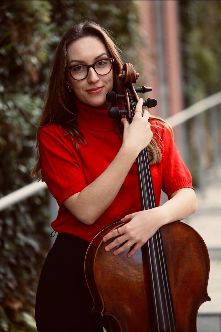 Henrika Graßau in rotem Top mit ihrem Cello