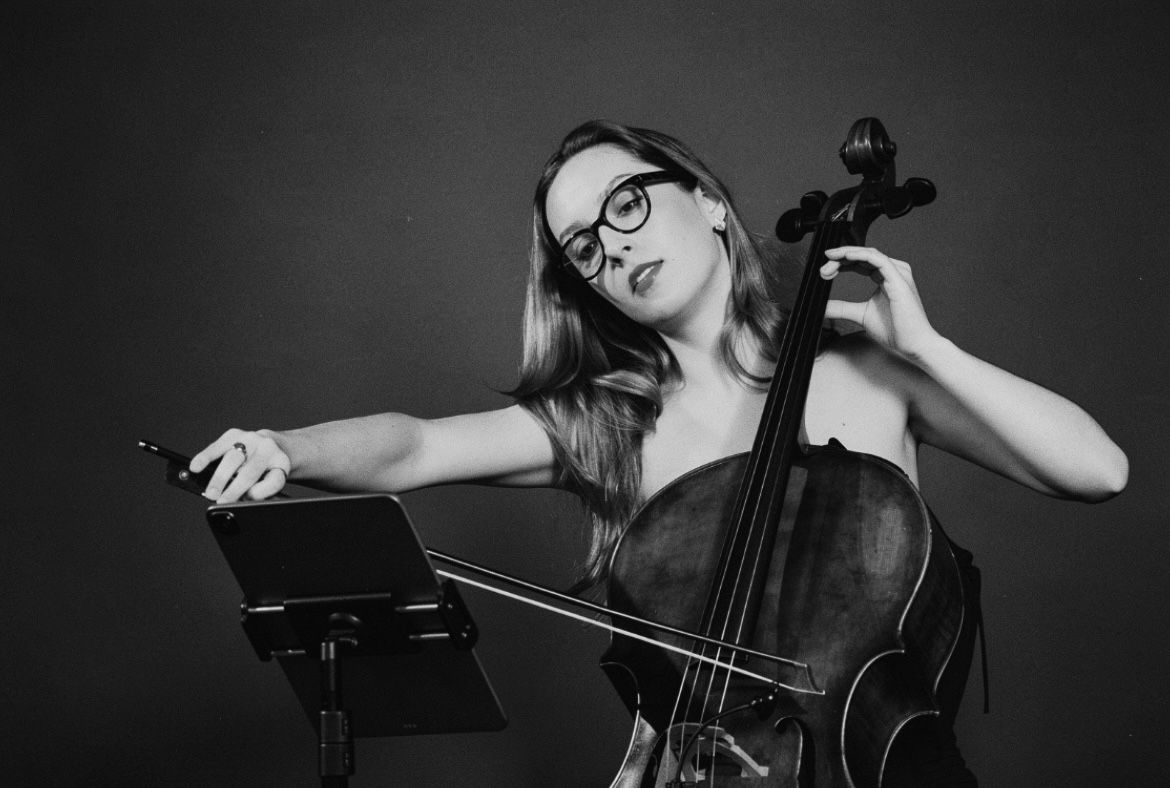 Henrika Graßau, Cellistin, spielt auf einem Event in Hamburg