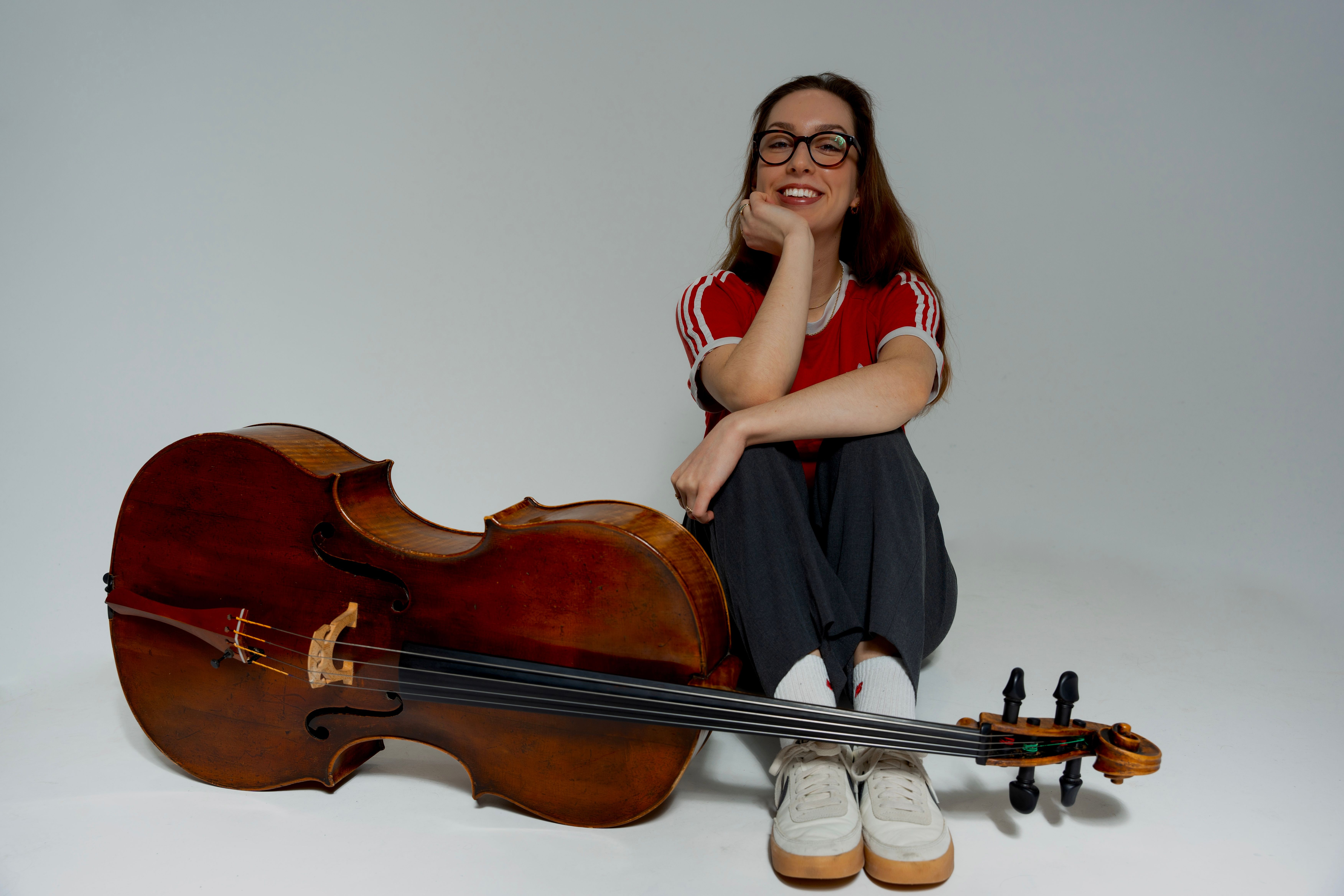 Henrika mit Cello auf dem Boden